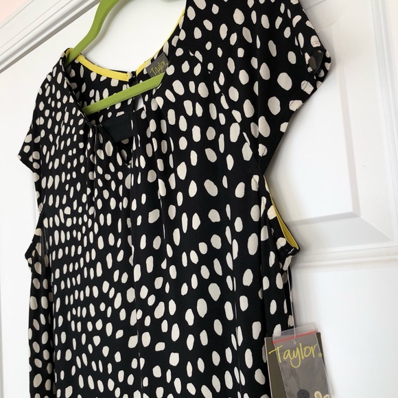 Taylor Shift Dress with Cap Sleeves - Picture 4 of 6